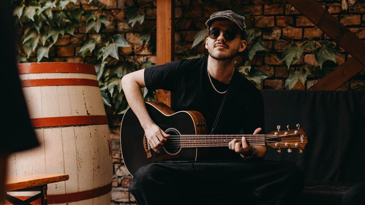 „Gyuri bácsi nehogy meghallja!” – özönlenek a kritikák Azahriah-nak (videó)