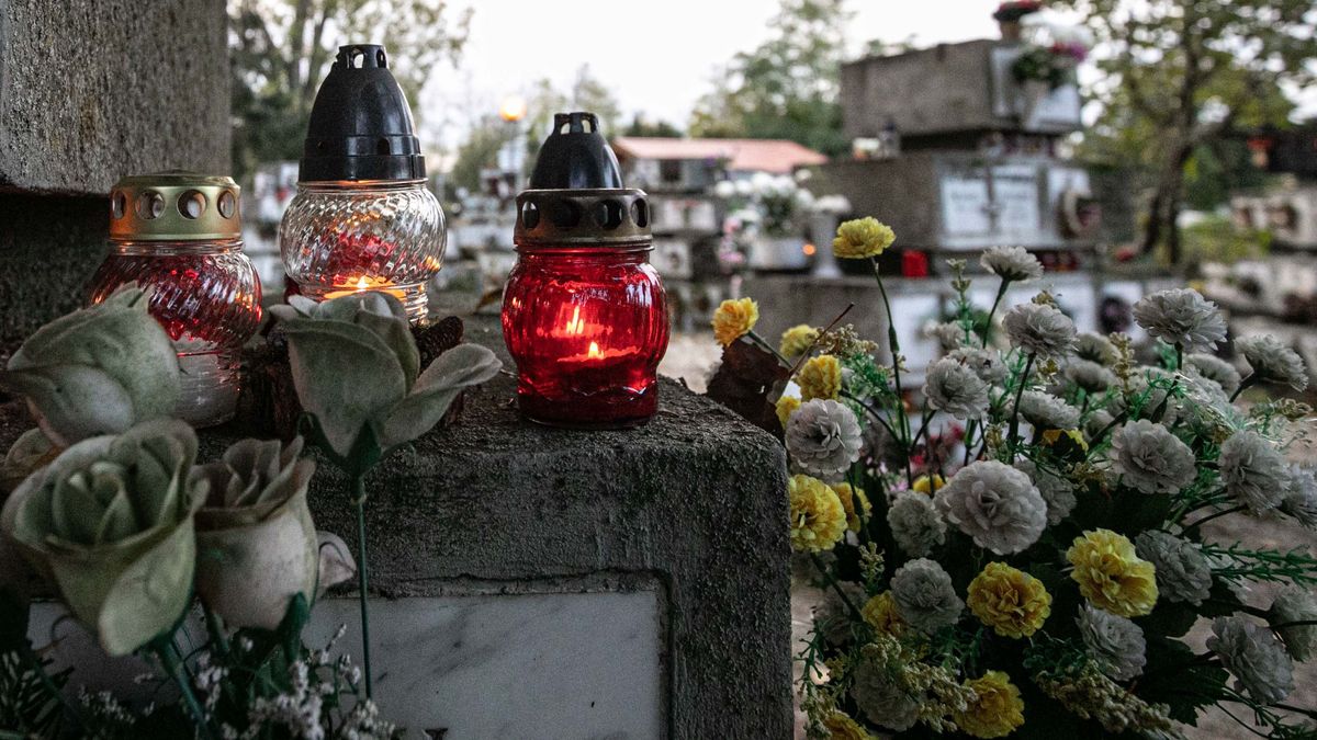 Tömegek keresik fel a temetőket: egy helyen a legfontosabb tudnivalók a kegyeleti napokra