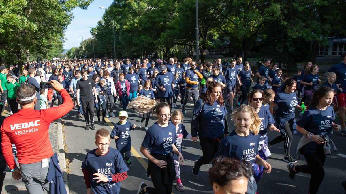 Több ezren futottak az iskolájukért