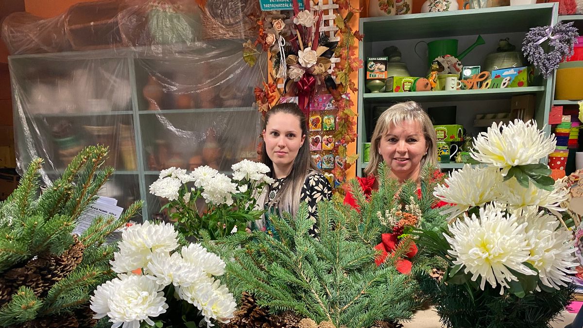 Emlékezés szeretteinkre: krizantémok fiolákban