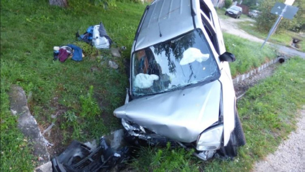 Súlyos balesetet okozott egy fiatal budapesti sofőr Mencshelyen - helyszíni fotók