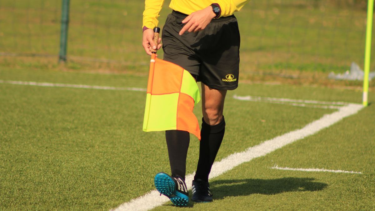 A partjelző nadrágját lehúzta, megbüntették a klubot