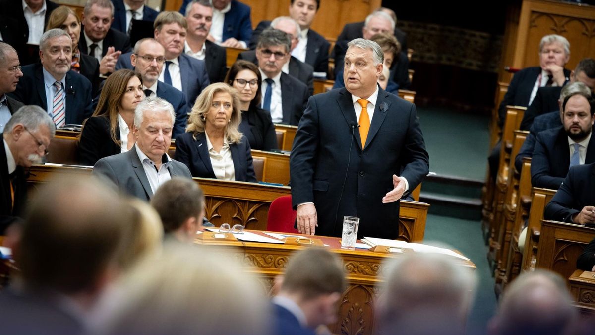 Orbán Viktor: a magyarországi munkahelyek a magyarokat illetik meg