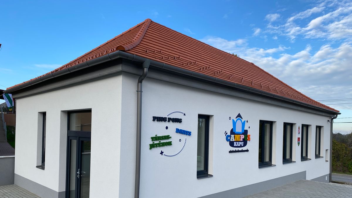 Minek Cseténybe egy campuskapu?