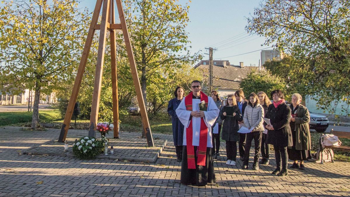 Mécsesgyújtás a kulák áldozatok emlékkeresztjénél