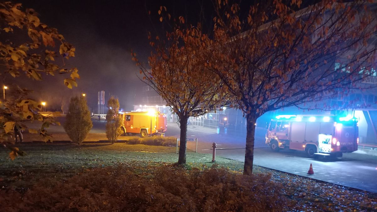 Tűzoltók jelentek meg a Veszprém Aréna előtt kedden délután