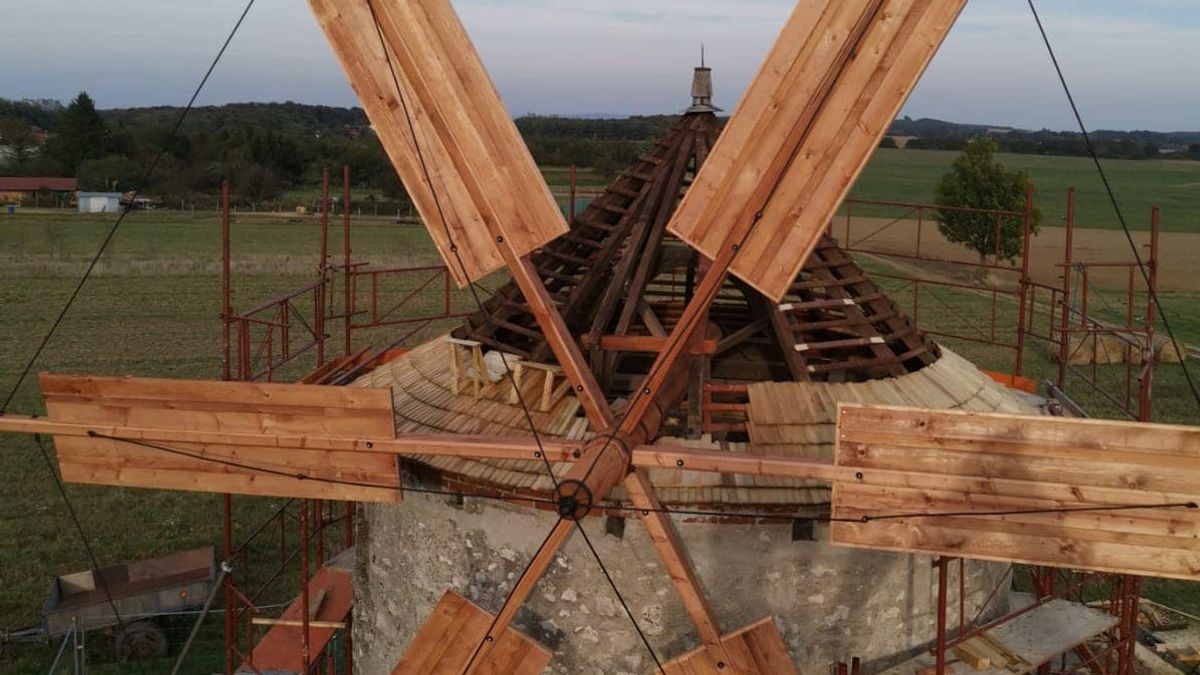 Székely ácsok dolgoznak a híres tési hatlapátoson