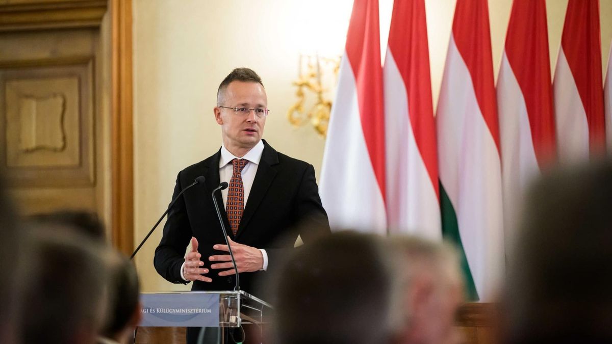 Szijjártó Péter a tizenkettedik szankciós csomagról és az ukrajnai fegyverszállításokról is beszélt Brüsszelben (videó)