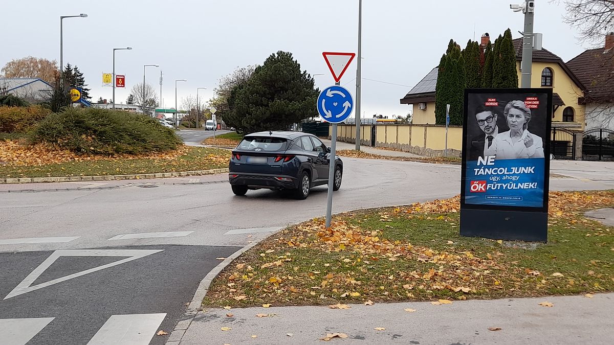 Képzeld ezt el este, kivilágítva! – Körforgalomban nem szerencsés egy világító hirdetőtábla