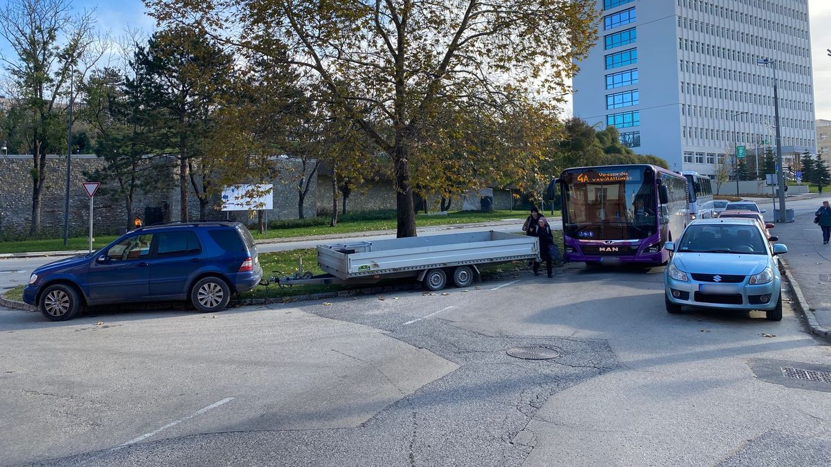 Megállt a forgalom Veszprém belvárosában egy szabálytalanul parkoló autós miatt