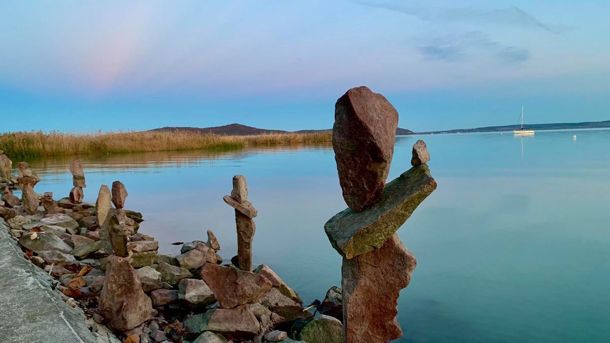 Kőmanók lepték el Balatonudvari strandjait