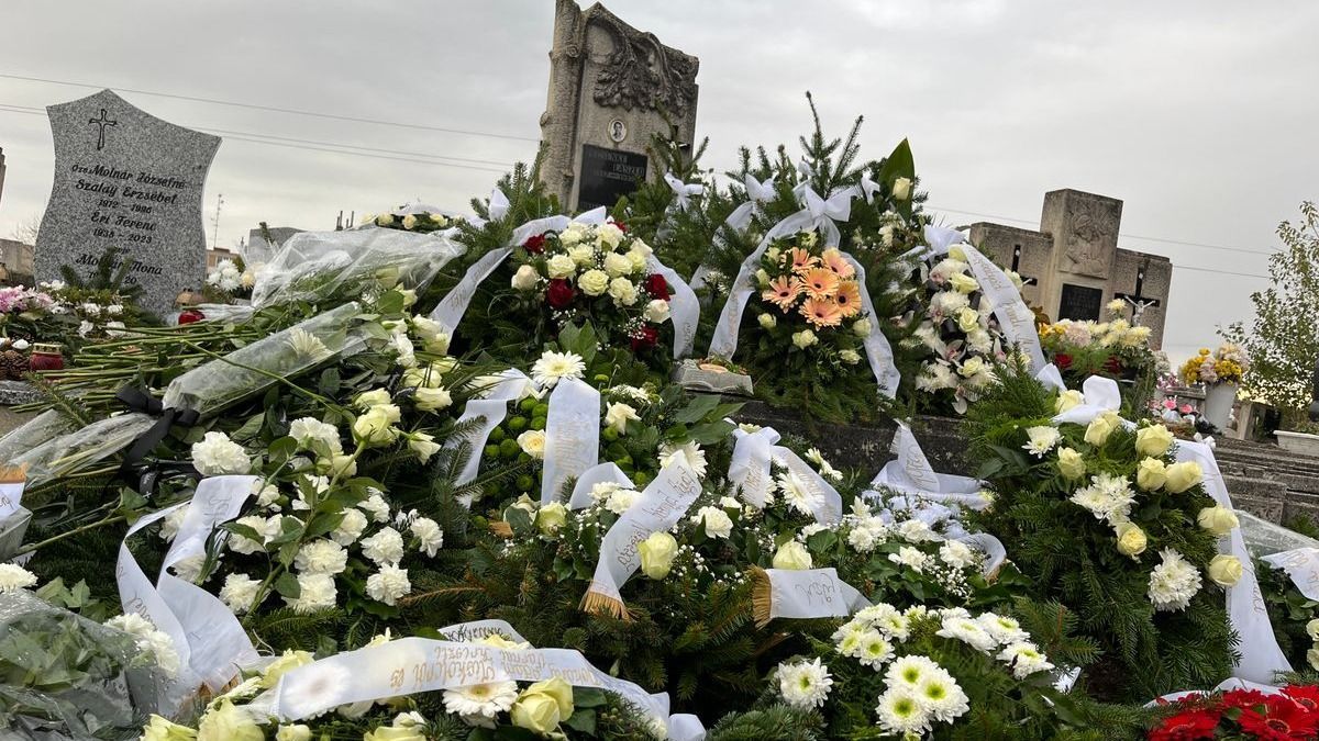 Hatalmas tömeg állt a gyászoló szülők mellé a bántalmazott sümegi kamasz temetésén