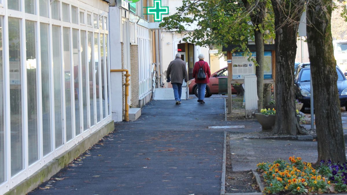 November végére befejeződik a járdafelújítás Sümegen