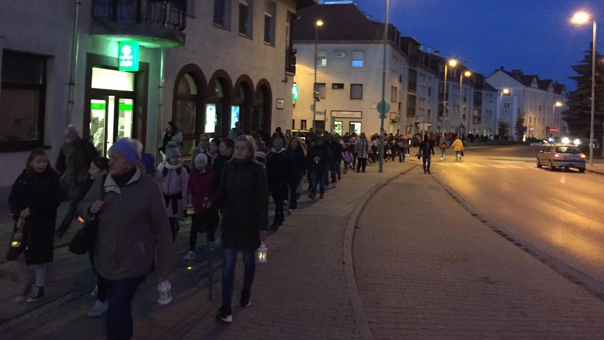 Ötszáz libaforma mézeskalácsot megettek és lámpásokkal vonultak a zirciek (képgaléria, videó)