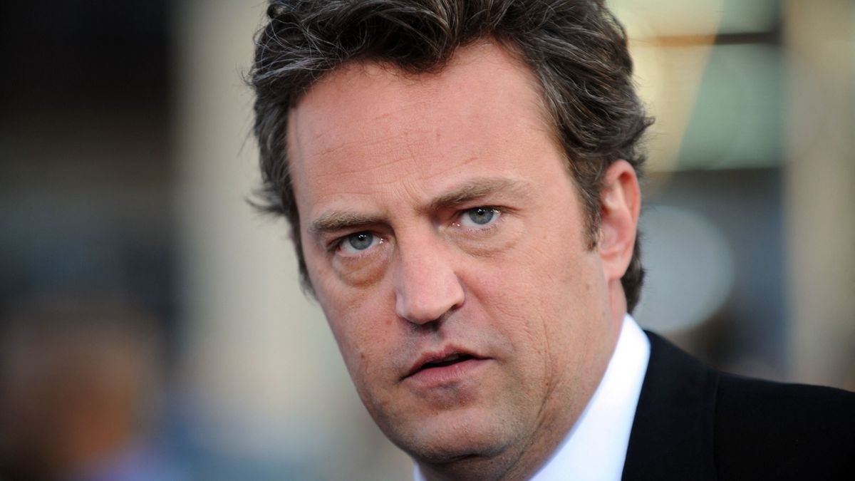 Nyilvánosságra hozták Matthew Perry halotti bizonyítványát
