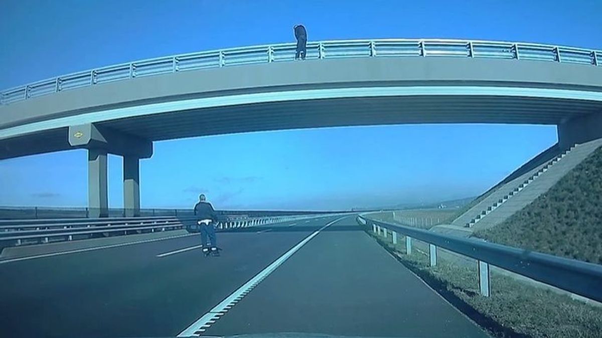 A felüljáróról akart leugrani egy férfi az M30-as autópályán (videó)