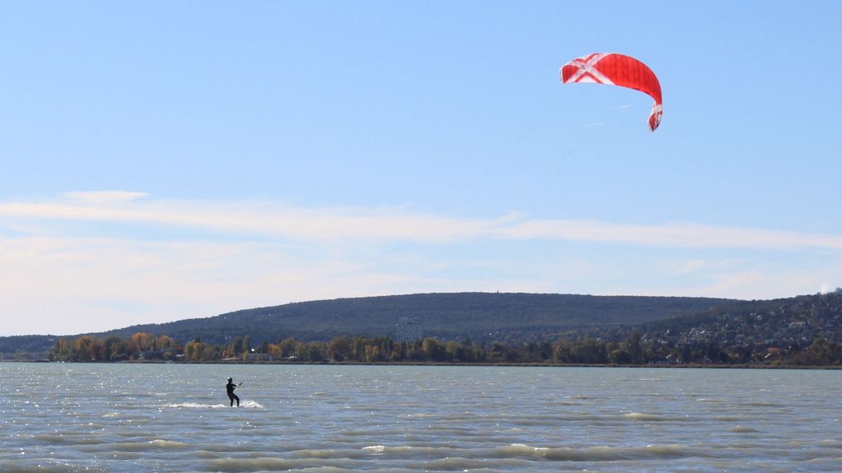 Előcsalogatta a novemberi tavasz a vízi sportok kedvelőit a Balatonnál (képgaléria)