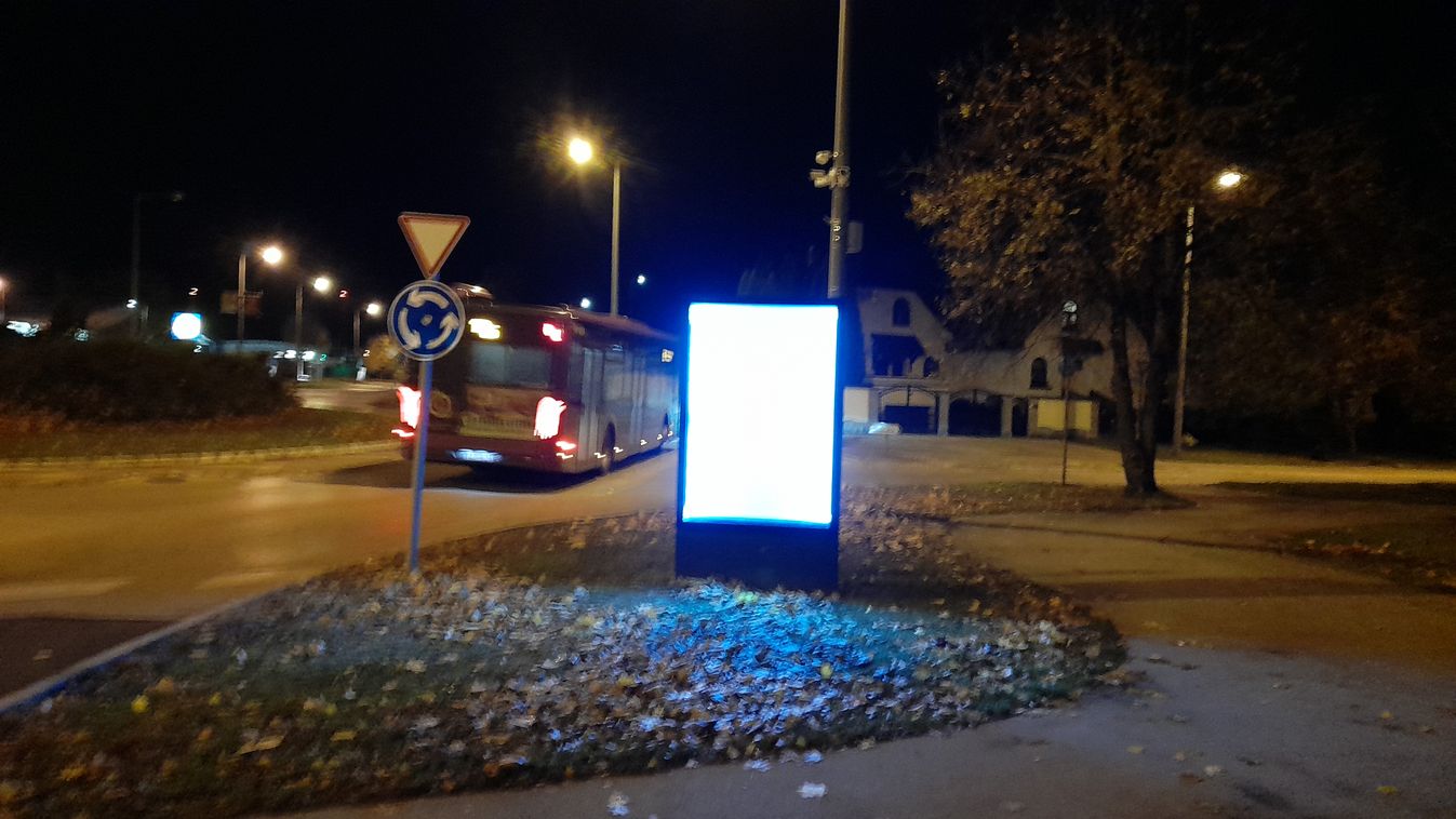 Körforgalomban nem szerencsés egy világító hirdetőtábla