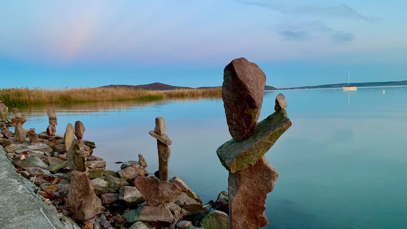 Kőmanók lepték el Balatonudvari strandjait