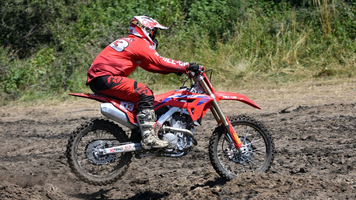 Egy motokrosszos megállítása az erdőben nem csinál nyugalmat, de több büntetéssel jár