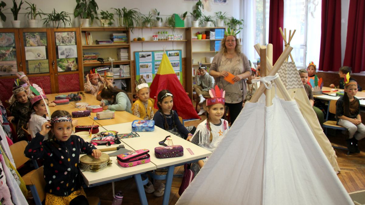 Indián törzsi gyűlés a tapolcai iskolában