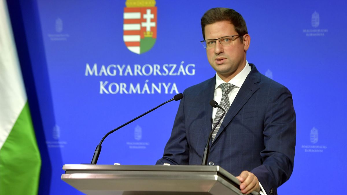 Kövesse nálunk élőben Gulyás Gergely sajtótájékoztatóját!
