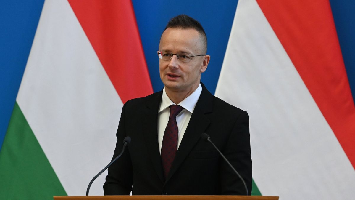 Szijjártó Péter: új helyzet, hogy migránsok és embercsempészek automata fegyverrel lőnek a határőrökre (videó)