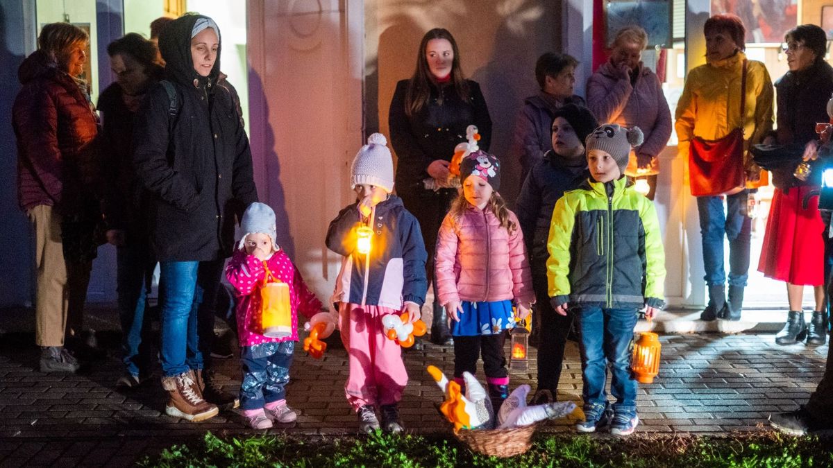 Lampionok fénye mellett vonultak fel Ajkán