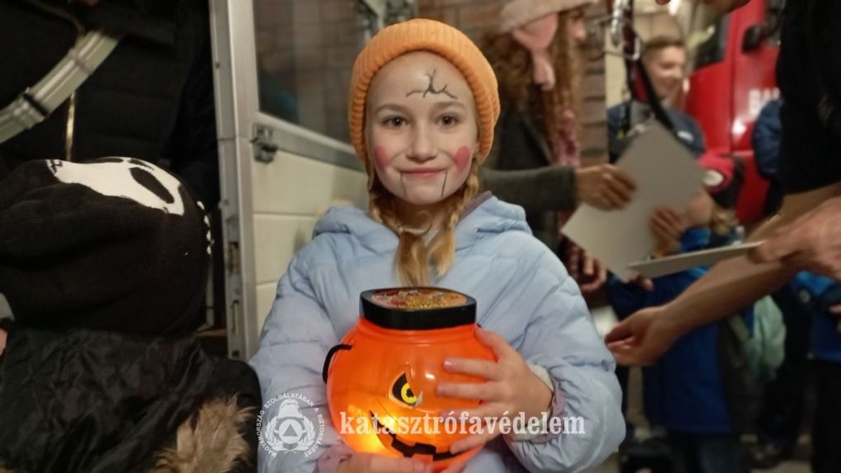 „Csokit vagy csalunk!” - óvodások és iskolások látogatták meg a badacsonytomaji tűzoltólaktanyát