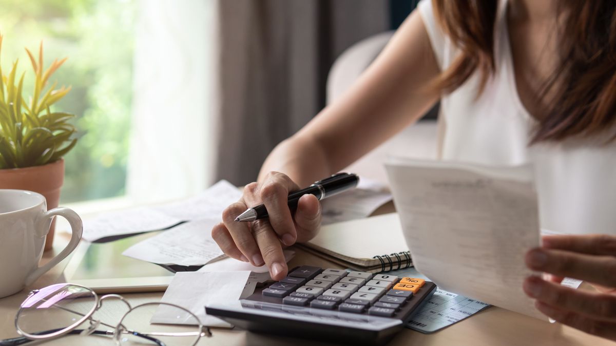 Magyar celebre csapott le a NAV: nem fizetett adót pikáns képei után