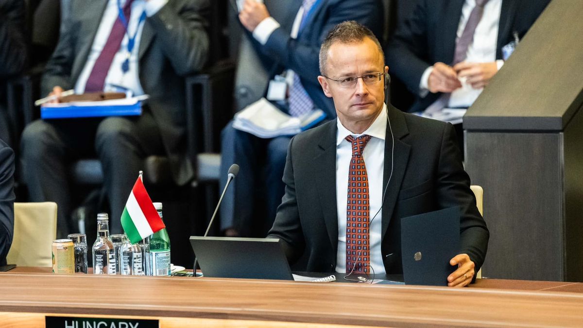 Szijjártó Péter: a NATO ragaszkodjon korábbi döntéséhez!