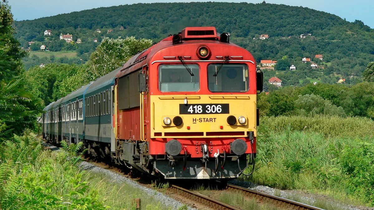 Vonattal karambolozott egy autó a Veszprém-Győr vasútvonalon