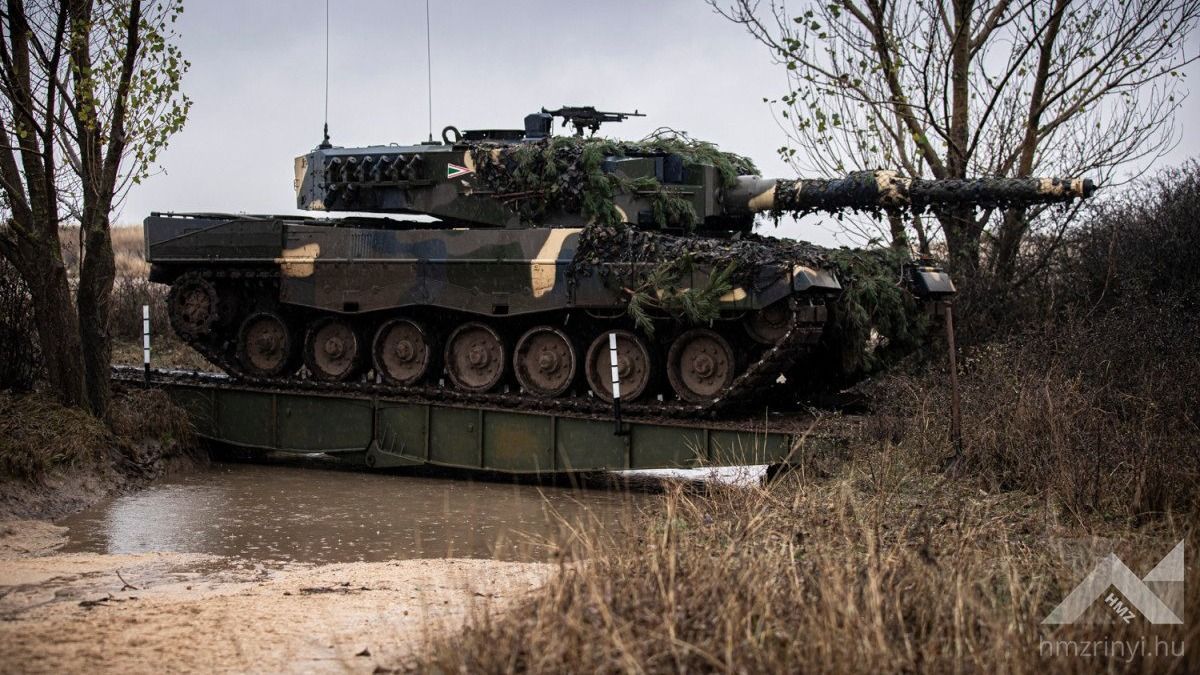 Leopard harckocsikkal gyakorolták a vízi átkelést Újmajorban