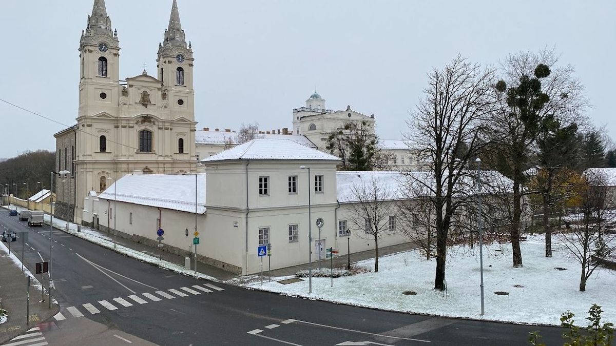 Havas hétfő reggel Zircen: fehérben az apátság, csillagokat szerelnek a főtéren