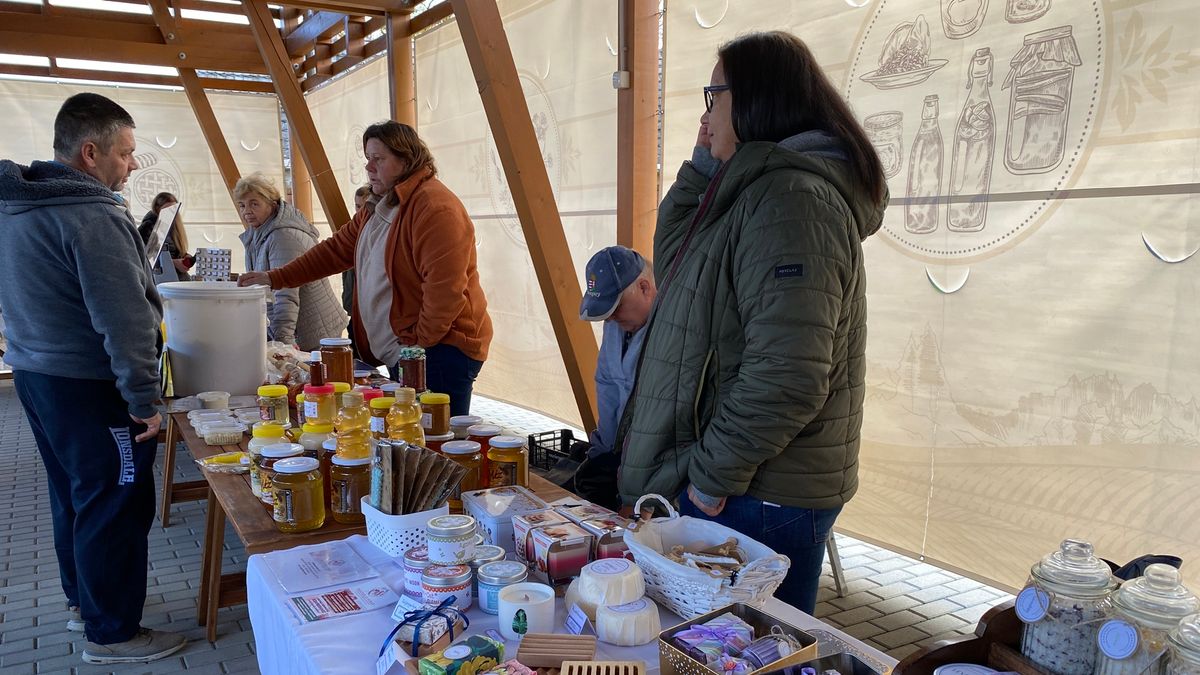 Szelték az óriástököt, ami egy egész piacnyi árust, vevőt jóllakathat (képgalériával)