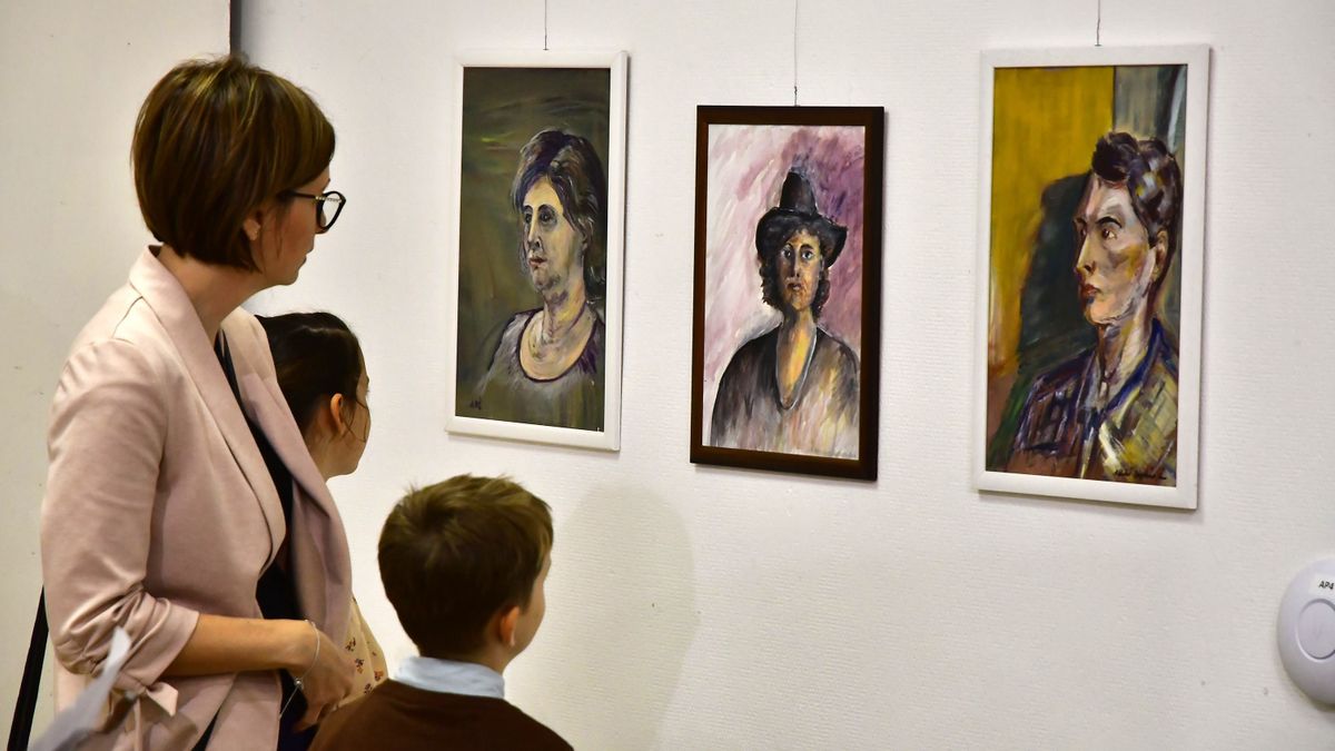 Albertné Baptsán Éva alkotásaiból nyílt kiállítás Ajkán