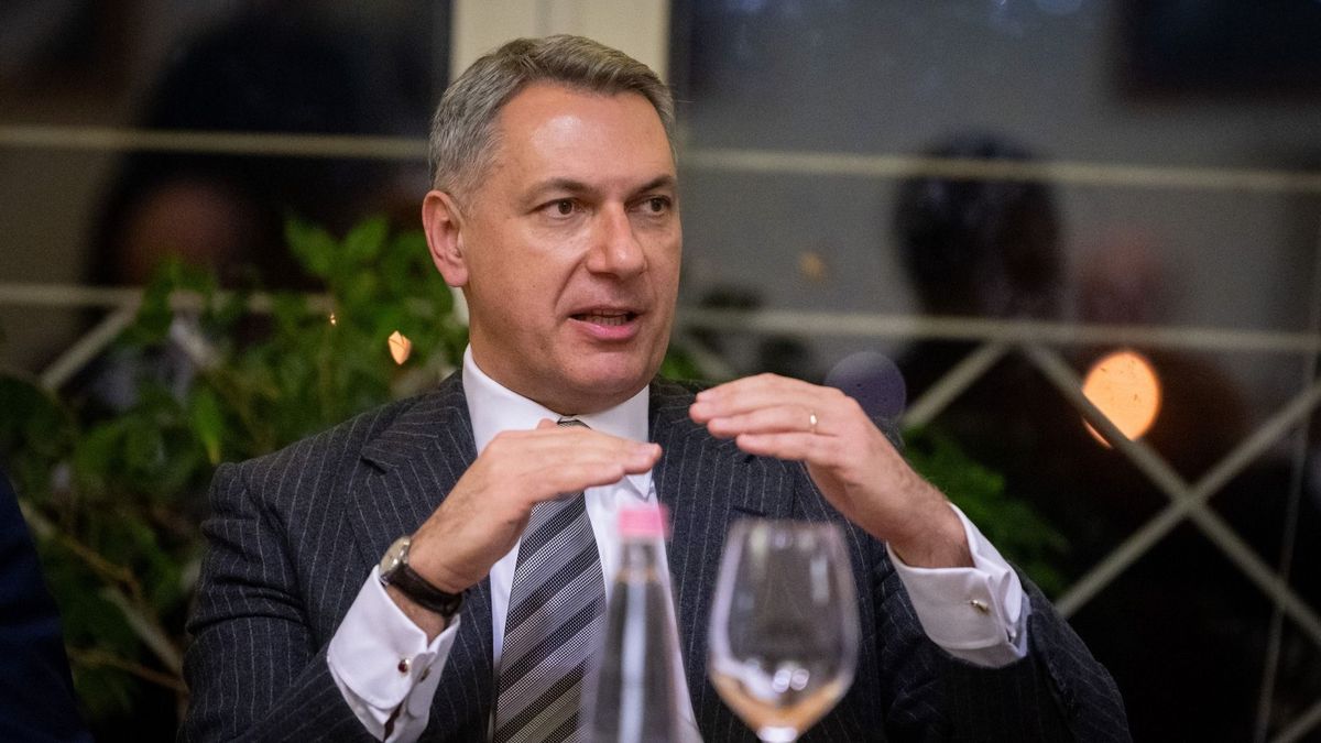 Ingyenessé tenné a 14 éven aluliaknak a tömegközlekedést Lázár János