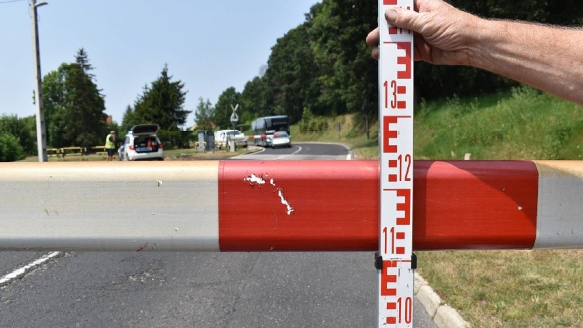 Tilos jelzésnél ment át a vasúti átjárón, ugrott a jogsi