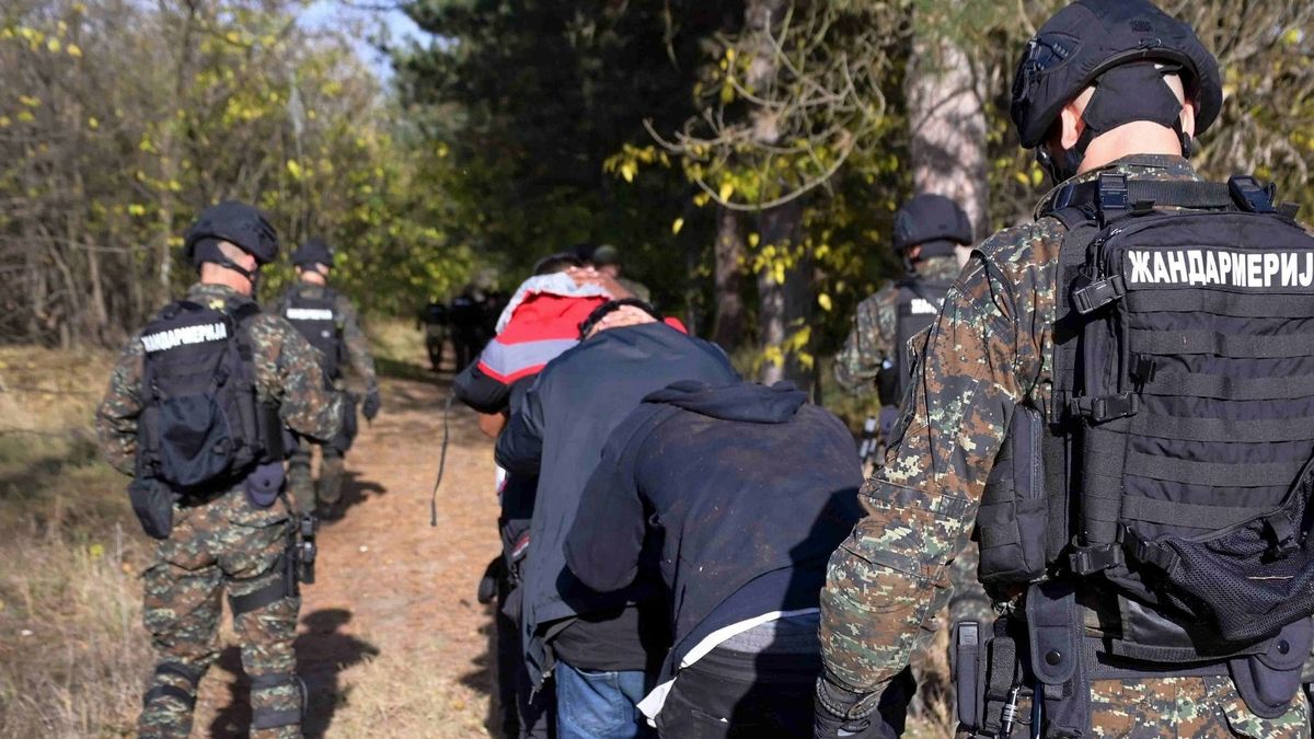 Az embercsempészek bevételei a terrorizmus finanszírozását és a fegyverek beszerzését is fedezhetik