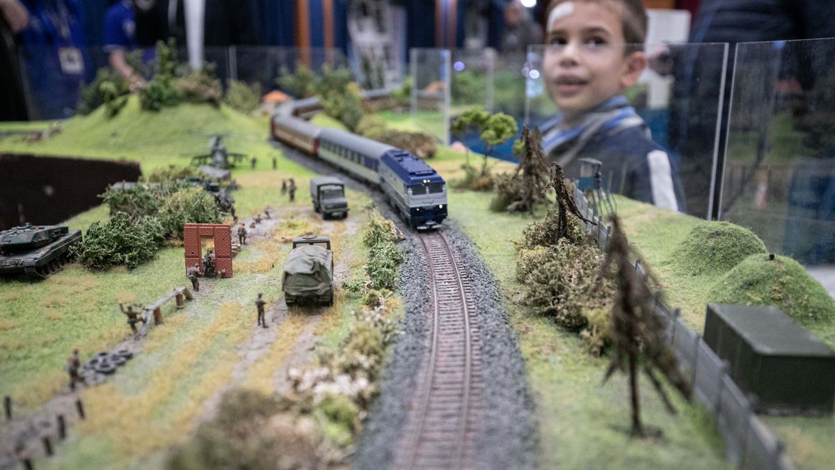 Modellek a terepasztalon – vasútrajongók lepték el Herendet
