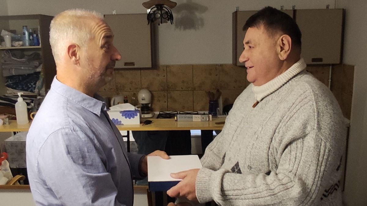 Elismerés a 33 éve szolgálatot teljesítő polgárőrnek