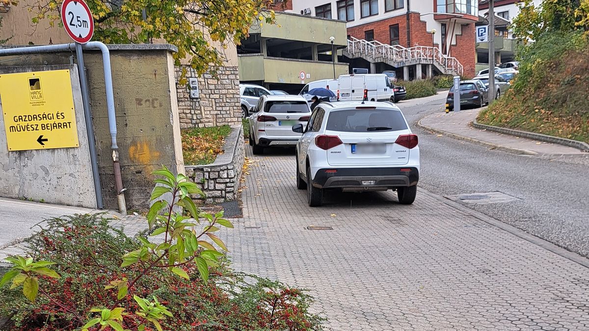A járda nem parkoló