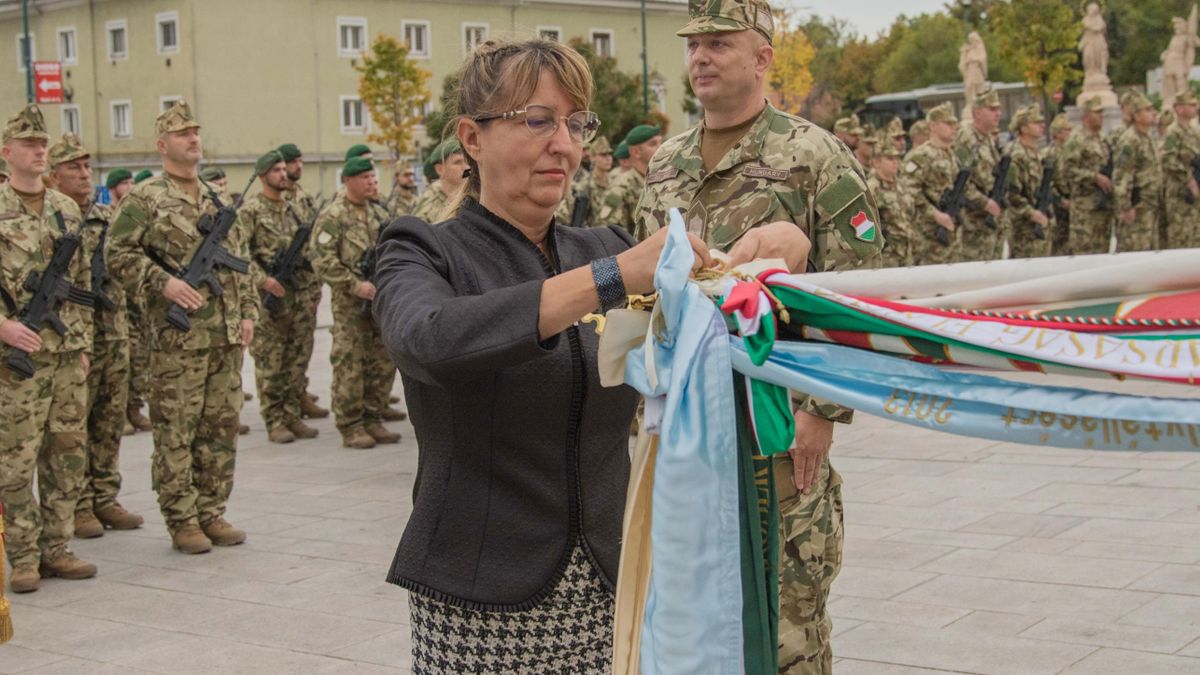 Zászlószalag a 110 éves katonai alakulatnak