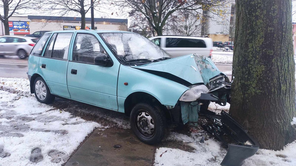 Fának csapódott egy autós Veszprémben