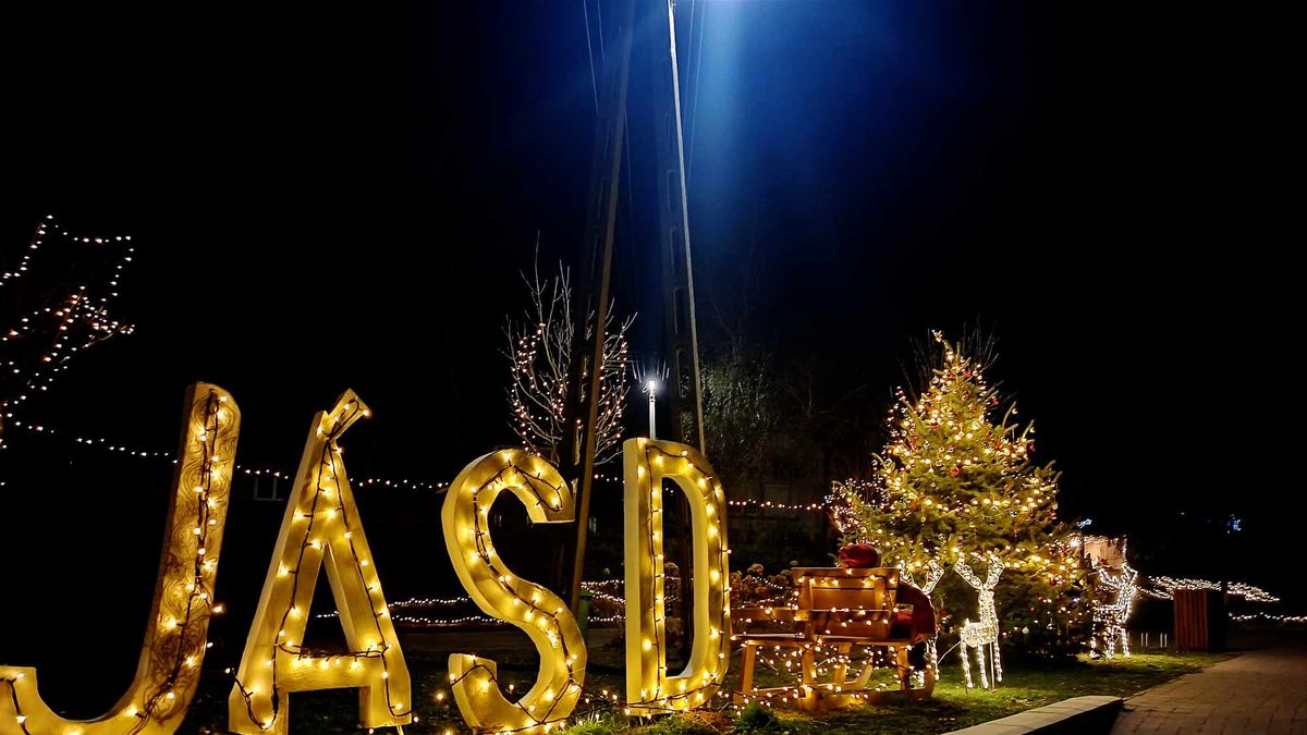 Hó és fény díszíti a falunevek betűit Porván és Jásdon
