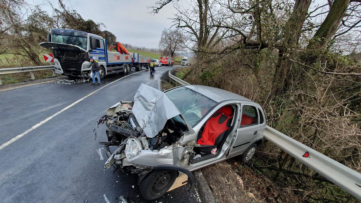 Összeütközött a cseszneki szerpentinen egy kamion és egy személygépkocsi
