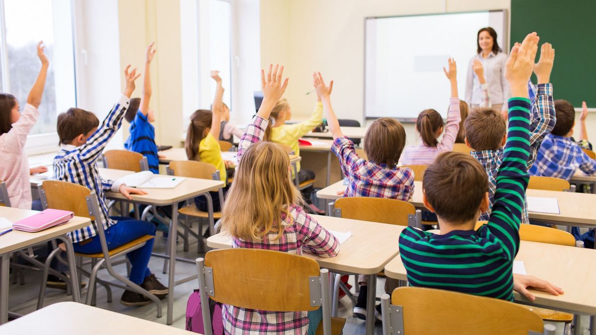 Jelentősen emelkedik a pedagógusok bére január elsejétől