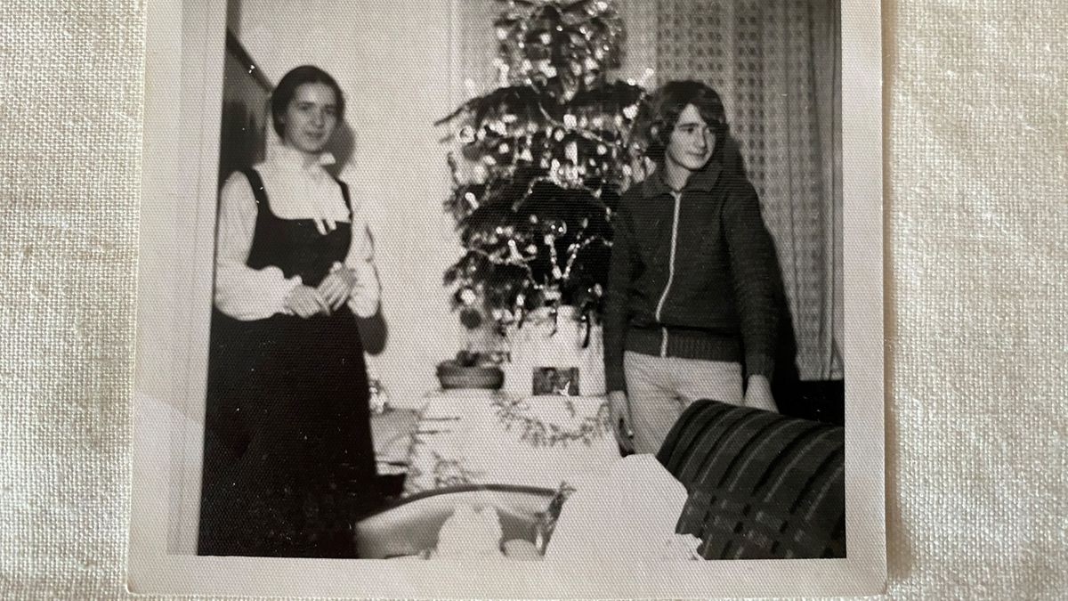 Gyerekkori karácsoda: szoknya és szaloncukor pliszírozva