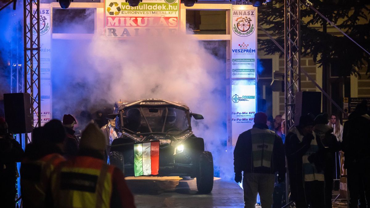 Ünnepélyes Mikulás rali rajt a veszprémi belvárosban + képgaléria