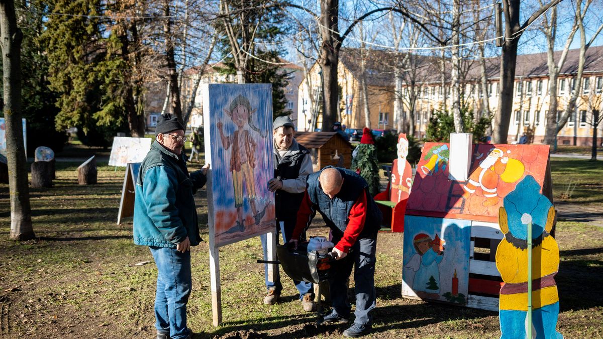 Ünnepi díszbe öltözött az óvárosi Kossuth park Ajkán